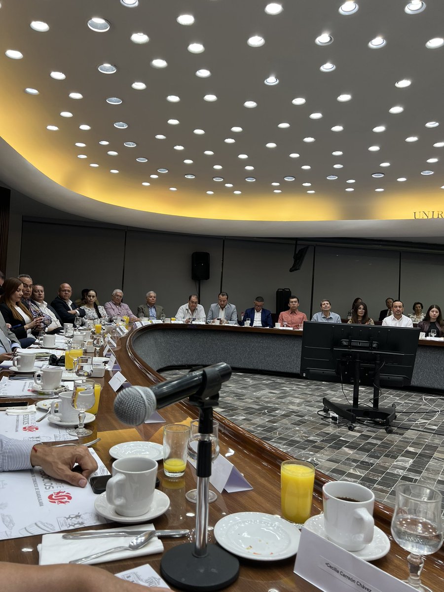 salvadorcosio1's tweet photo. Muy fructífera la sesión extraordinaria del pleno en el #ForoPluralJalisco @ForoPlural con el  invitado especial @gdehoyoswalther que además de exponer su tesis denominada: ‘Ya nos toca!,Es tiempo de los ciudadanos’, fue sólido al contestar preguntas duras y sin evadir respuestas, sobre problemas torales que aquejan a México como el narcoestado que prohíja @PartidoMorenaMx , la gran corrupción de la que es cómplice @lopezobrador_ especialmente sus hijos y parientes, el clientelismo y distribución inequitativa e injusta en los programas sociales y de apoyo monetario a los vulnerables, el colapso en los modelos y políticas públicas en educación y salud, y sobretodo el compromiso con una gran alianza política plural pero con la amplia participación de la sociedad. @ConfioEnMex @EmilioGlezM @ealmaguerr #JuanAlonsoNiño @idolinacosiog #VeroFloresP @cecy_Carreon1