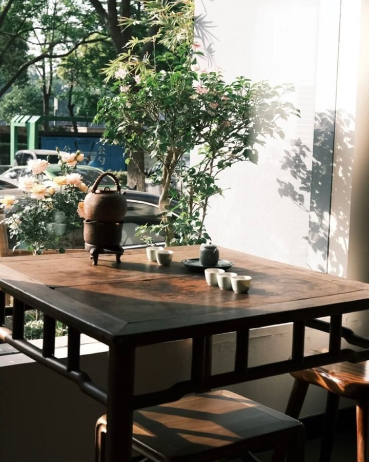 chinateaspirit's tweet photo. There's a sense of magic in every cup of tea. It's a simple pleasure that brings joy and comfort
Image from 梵园晴曦
.
.
.
.
.
#cha #gongfucha #teapot #teaceremony #tealife #slowlife #teaware #teatime #tea #yixingteapot #teasession #chinesetea #puerh #… https://t.co/QeETFObHm9 https://t.co/rw6IdHRwDm