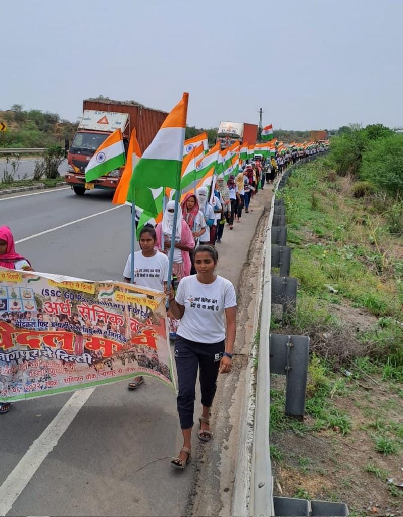 #SSCGD18 शेष रिक्त पदों के लिये संघर्ष की कहानी 1 वर्ष जंतर मंतर पर शांतिपूर्ण धरना प्रदर्शन 72 दिन नागपुर मै अमरण अनशन 1060 KM नागपुर से दिल्ली पैदल मार्च कोई न्याय नहीं दिल्ली हाई कोर्ट ने फैसला अभ्यर्थीयों के पक्ष मे दिया 28 दिनों का समय दिया, हो गये 4 माह @Ranbir_Crpf