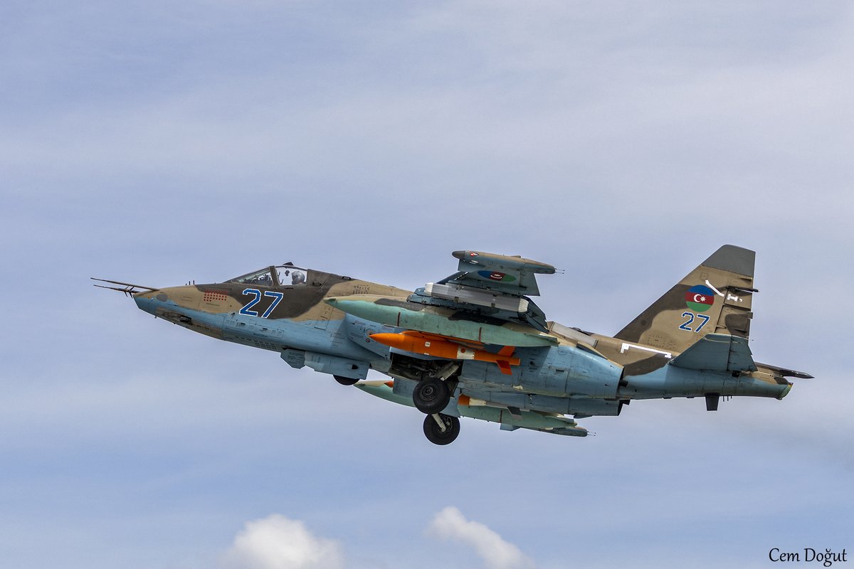 DogutCem's tweet photo. Anadolu Kartalında günün sürprizi KGK entegre edilmiş Azerbaycan Su-25'i oldu. Özgür Projesi ile modernize edilen F-16C uçağımızın eşliğinde atış sahasına giden Su-25 kalkışta.
#AnadoluKartalı #KGK https://t.co/li5KgQI5XQ