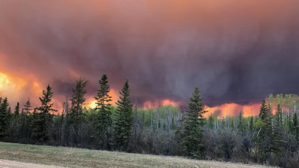 yjadot's tweet photo. 400.000 hectares brûlés, 30.000 évacués... Des mega feux jamais vus ! 

L’Alberta, gros producteur de gaz et pétrole de schiste contribuant massivement au dérèglement climatique, aujourd’hui victime de ses conséquences les plus dramatiques. 

On arrête quand les conneries ? https://t.co/Vbun0nfqJR