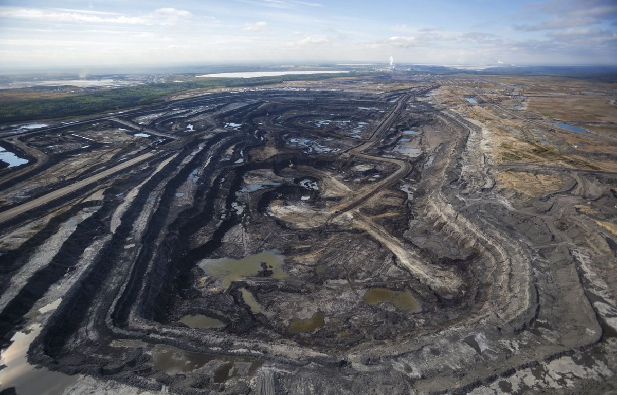 yjadot's tweet photo. 400.000 hectares brûlés, 30.000 évacués... Des mega feux jamais vus ! 

L’Alberta, gros producteur de gaz et pétrole de schiste contribuant massivement au dérèglement climatique, aujourd’hui victime de ses conséquences les plus dramatiques. 

On arrête quand les conneries ? https://t.co/Vbun0nfqJR