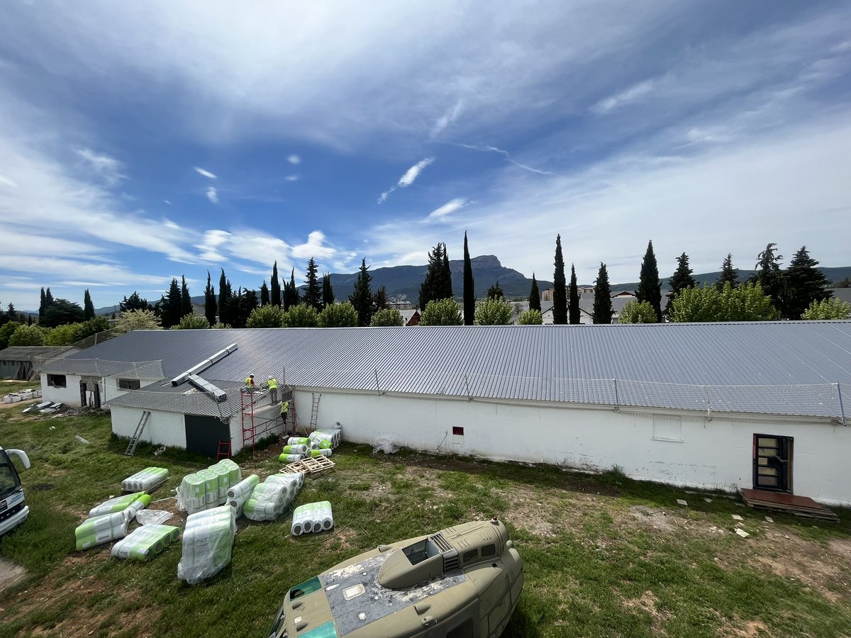 ironproyect's tweet photo. Comienzo de los trabajos de #rehabilitación se #cubiertas : #chapa #grcada #obra  #aislamiento #nave #naveindustrial #edificación #industrial #construcción #negro #ironproyect #metalperfil #Pirineo https://t.co/KB829BSPM1