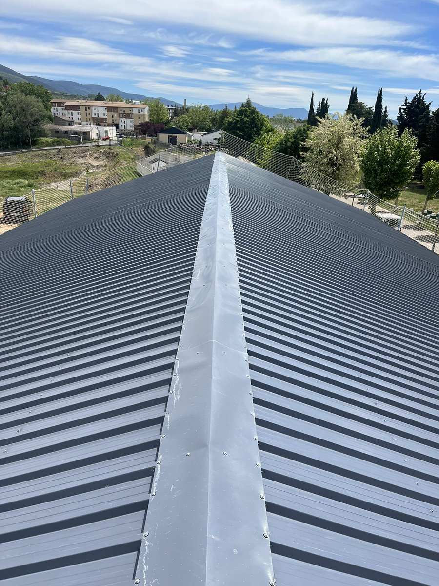 ironproyect's tweet photo. Comienzo de los trabajos de #rehabilitación se #cubiertas : #chapa #grcada #obra  #aislamiento #nave #naveindustrial #edificación #industrial #construcción #negro #ironproyect #metalperfil #Pirineo https://t.co/KB829BSPM1