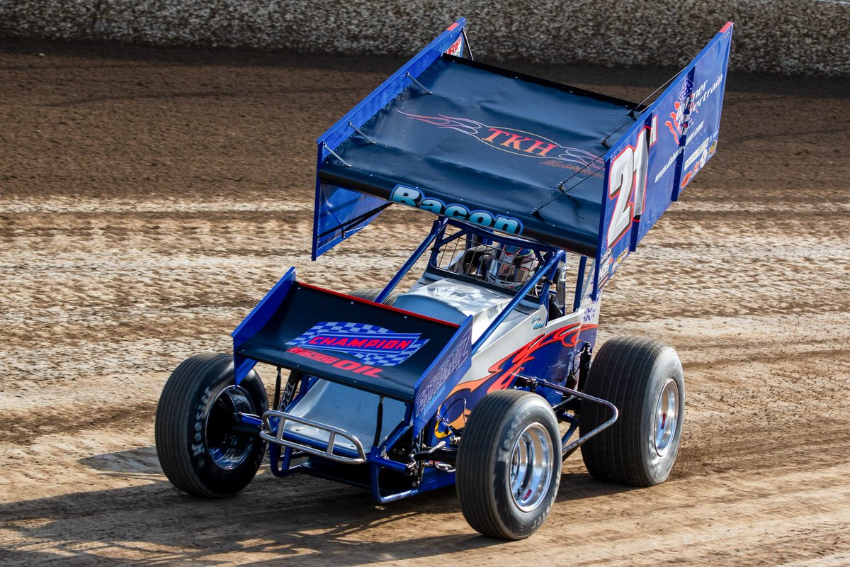IRIphotography's tweet photo. Double duty: @BradyBacon was the only driver that ran with and without the wing last weekend @EldoraSpeedway. #trueoutlaw #respect https://t.co/hRI2oHVx60