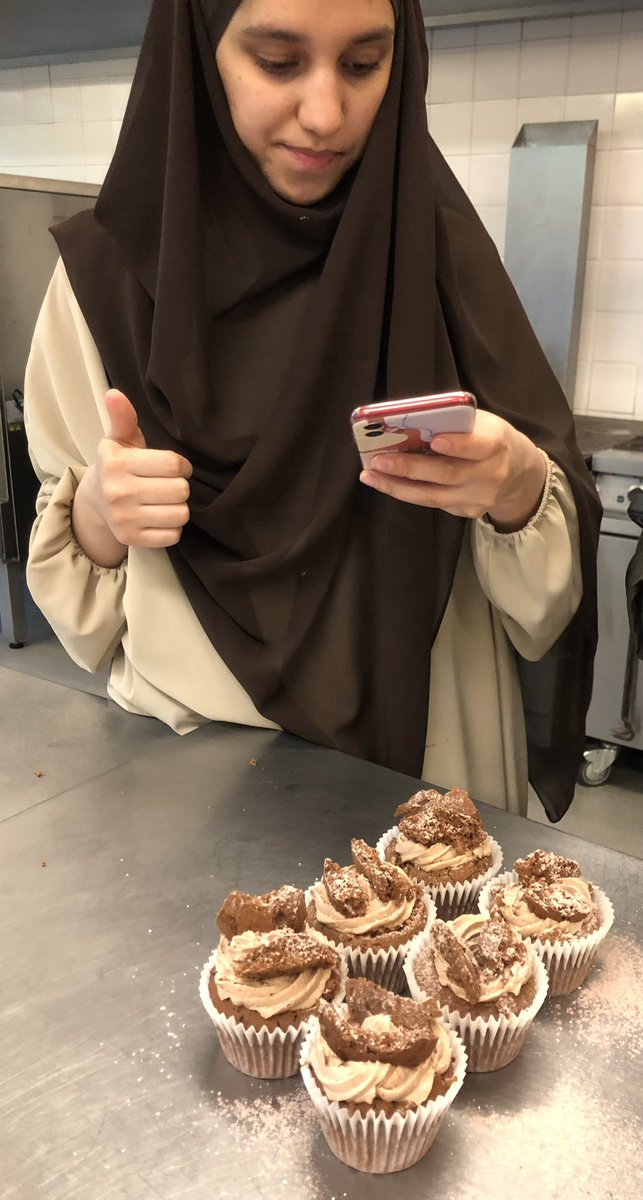 JennyJthomas's tweet photo. Esol making chocolate cakes today!  Everyone enjoys a chocolate cake!@jochappel4 @CrawleyCollege https://t.co/ihQMVdPWhn