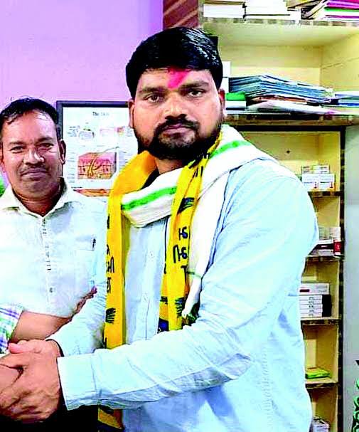 Vrajsinh_Rajput's tweet photo. હું ચૈતર વસાવાને ૨૦૧૬/૧૭ માં એક આંદોલન સમયે મળ્યો હતો ..

એ યુવાન હું આજ પણ હું ભૂલી નથી શકયો ..

તડકા અને ગુસ્સાથી લાલચોળ યુવા ચહેરો આદિવાસી પ્રત્યે અપાર લાગણી અને ઝનૂન ..

મે ત્યારે કહ્યું હતુ તમારો આ છોકરો તારણહાર બનશે..

આદીવાસીઓ ને વર્ષો બાદ એક સાચા યુવા નેતા મળ્યા એવુ લાગે છે 

આદિવાસીઓ ના જીવનમાં ચૈતર વસાવા નામ નો સુરજ ઉગી નીકળે અને એમના પ્રશ્નો નો દિલ્હી  સુધી પડઘો પડે એવી શુભકામના 💐
@Chaitar_Vasava 
@isudan_gadhvi