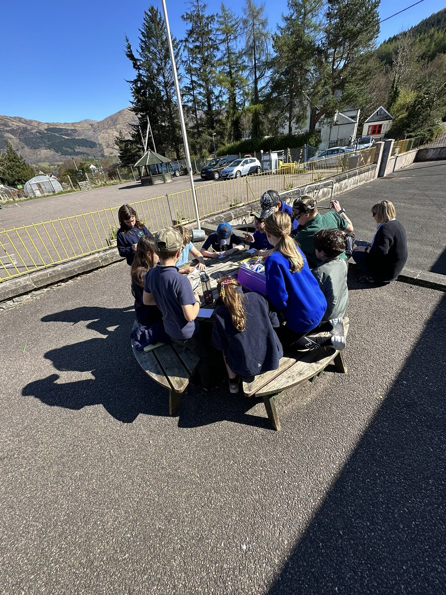 Mr_WStephen's tweet photo. Outdoor learning with our friends at Ballachulish Primary. We spent the day learning about different habitats in our local area. In the afternoon we took a trip to the Brecklet Trail to complete sketches of habitats we could see. @DurorPrimary #outdoorlearning  #thisishighland https://t.co/vcsbkMGI6k