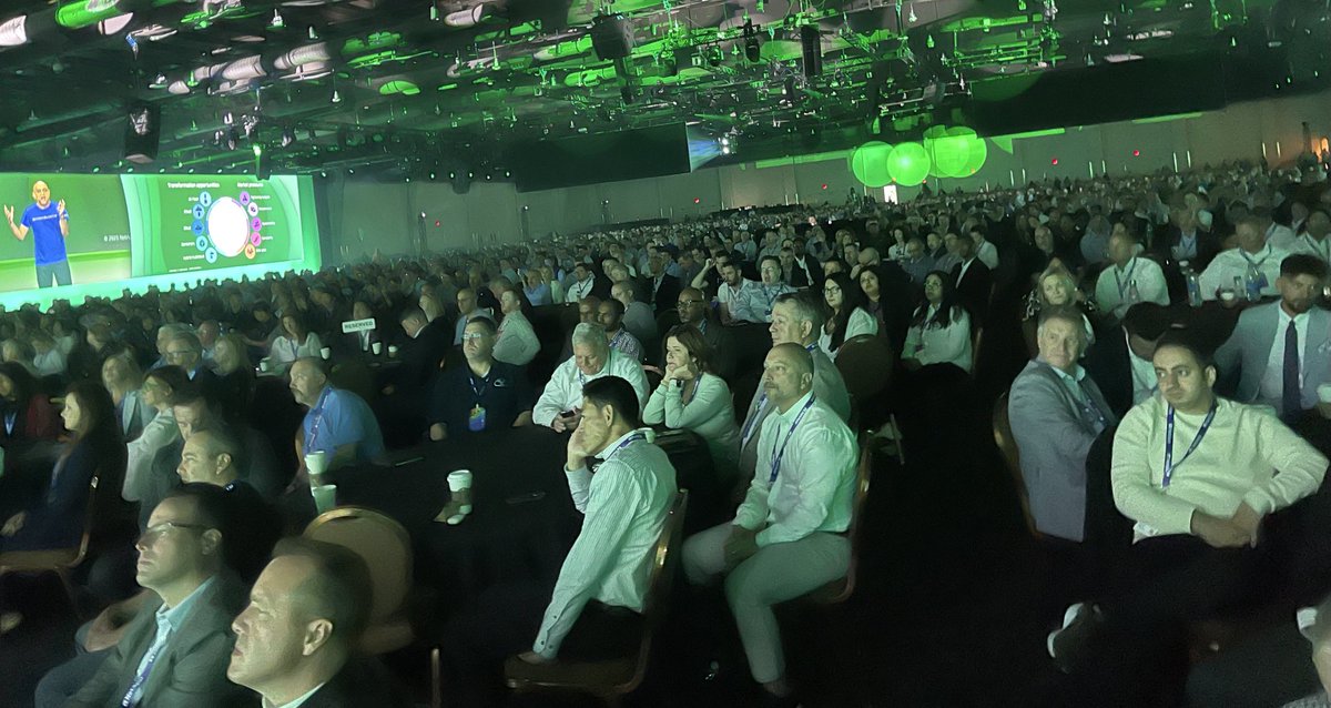 octav's tweet image. Confidence comes from understanding the vision, strategy, solution set, products, meeting the team. #NetAppConverge #SKO