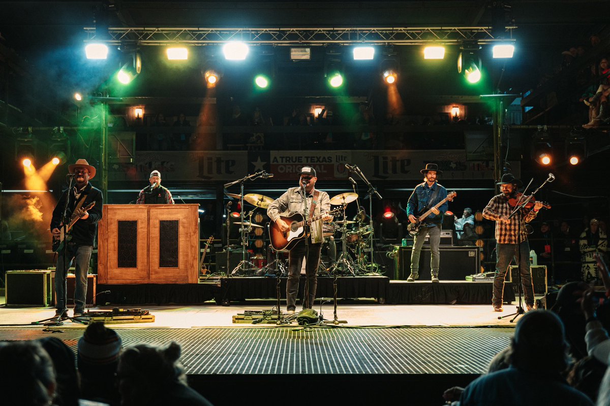 randyrogersband's tweet photo. Solid last few weekends 🔥never getting tired of playin for y’all! https://t.co/7Vr62xGRe7