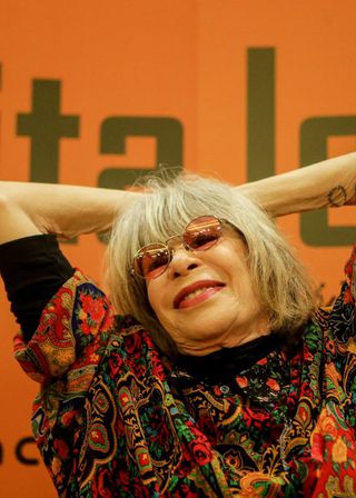 mariozinholago's tweet photo. TEXTO DE RITA LEE

Quando eu morrer, posso imaginar as palavras de carinho de quem me detesta.
Algumas rádios tocarão minhas músicas sem cobrar jabá, colegas dirão que farei falta no mundo da música, quem sabe até deem meu nome para uma rua sem saída. https://t.co/cU3cHl85dZ