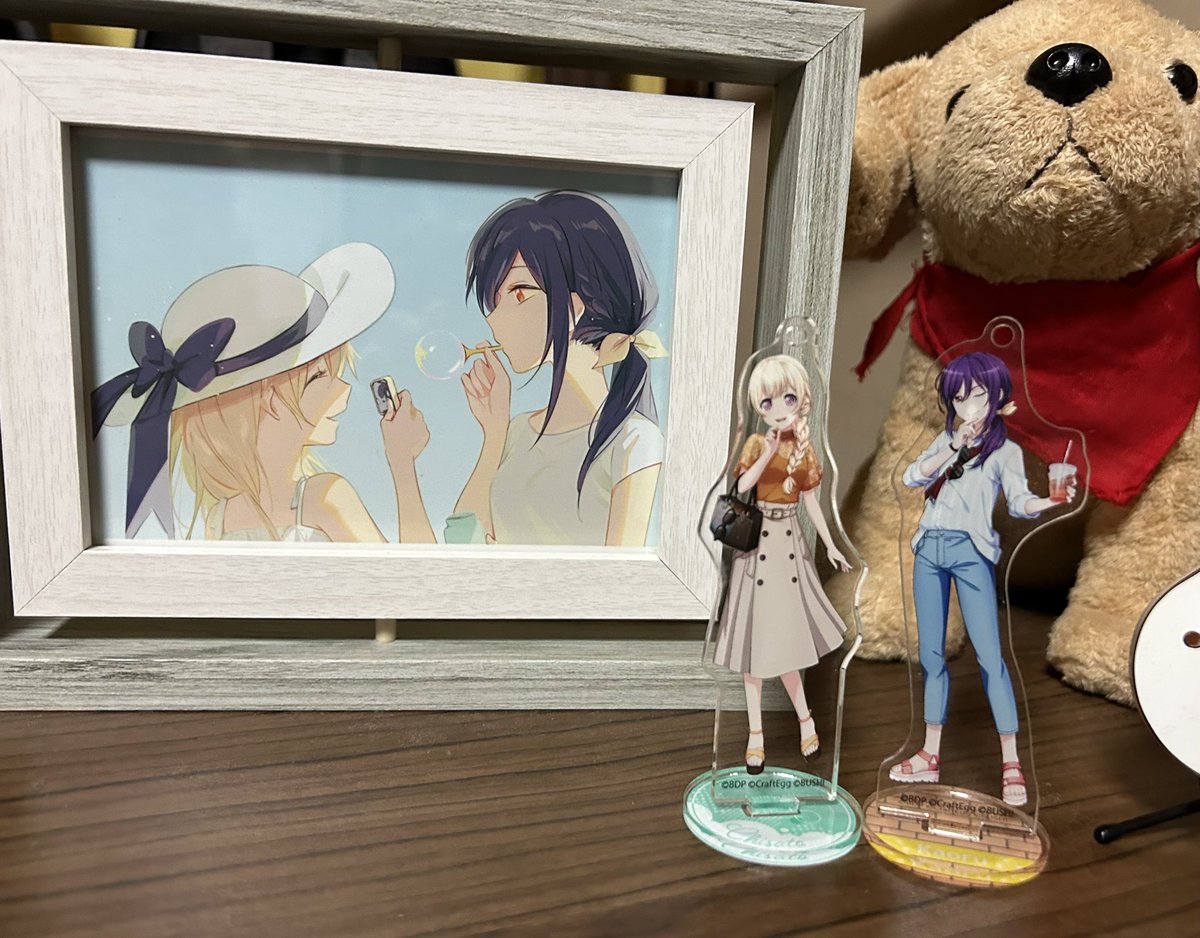 以前いただいたポストカードがめちゃくちゃ素敵だったので絶対裏表見れる回転式のフレームが欲しいって探していたんですがやっと見つけてニコニコです https://t.co/lXNL55QQMO