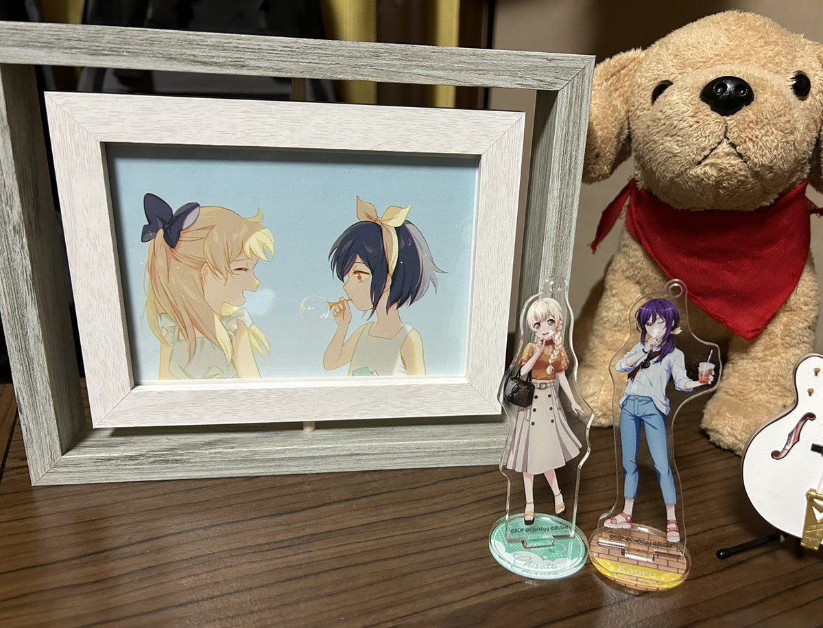 以前いただいたポストカードがめちゃくちゃ素敵だったので絶対裏表見れる回転式のフレームが欲しいって探していたんですがやっと見つけてニコニコです https://t.co/lXNL55QQMO