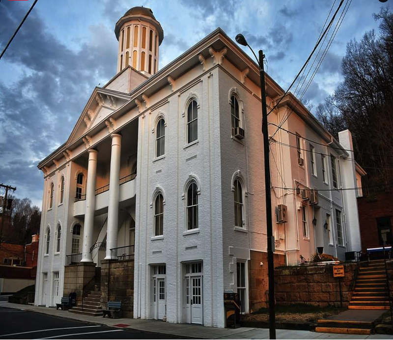 OHCHA1's tweet photo. #OHCHA #AppalachianOhioA-Z : The #Meigs County Courthouse is one of Ohio's oldest courthouses still used for its original purpose. Because of the city's topography, the courthouse was built against cliffs.
#History #Culture #Heritage https://t.co/QQB3VBbZuH