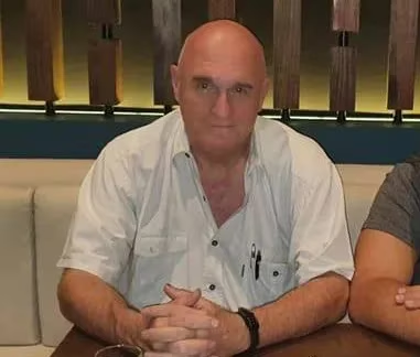 QUIEN ES KOBILANSKY, EN LISTA DE PAYO?
En caso que jure Mbururú, y sea destituido por juicio politico asumirá Walter Kobylanski. Paraguayo criado en Uruguay, heredó propiedades  (en conflictiva sucesión) y vendió por U$ 14 millones a un testaferro del socio "K", LÁZARO BAEZ