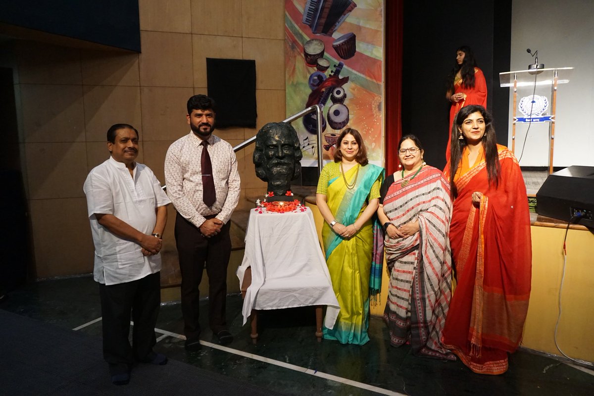kchawla004's tweet photo. B'days are to celebrate, commemorate past years, hope for the best. Gets more spl. when its b'day of the bard of Bengal. #Ahlcnintl  ceremoniously celebrated #Immortal Tagore, with compositions by the legend himself. @ashokkp @pntduggal @kandhari_ekta @y_sanjay @madhuri_dadhich https://t.co/PzfHONBllI