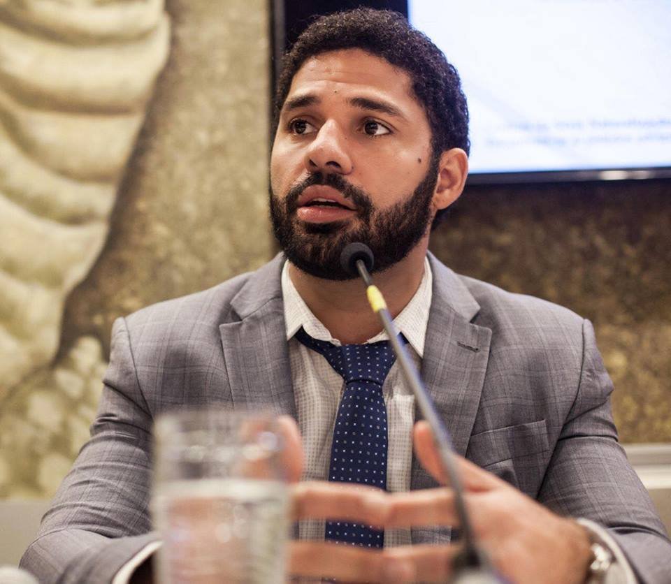 BRetropop's tweet photo. Morre David Miranda, ex-deputado federal, aos 37 anos. 

David Miranda foi um parlamentar combativo, que ajudou a ecoar pelo Brasil a causa LGBT. Desde agosto de 2022, ele estava lutando contra uma infecção generalizada no sistema gastrointestinal. https://t.co/d0oO8XTJbq