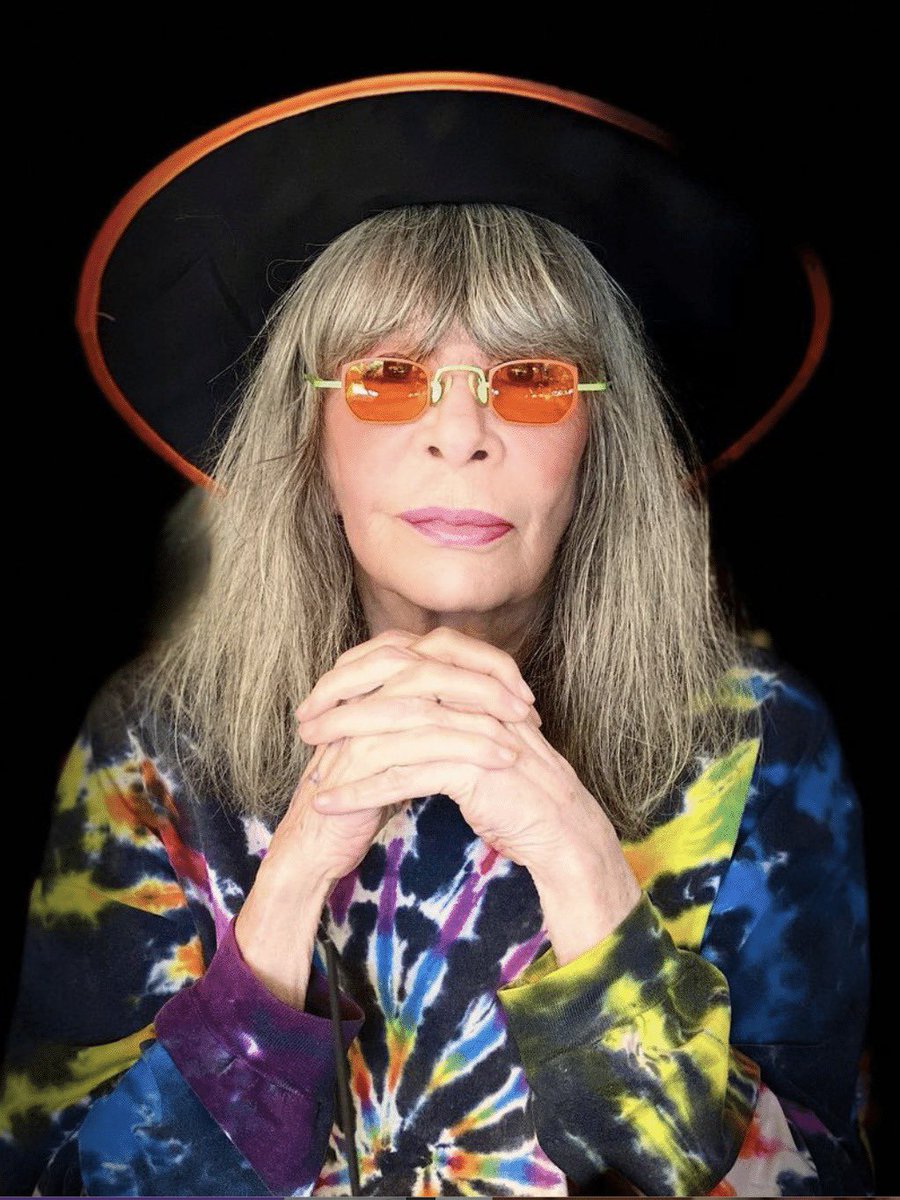 rafaelmooca's tweet photo. Aprendi a gostar de Rita Lee com a minha mãe.  Lembro do disco Rita e Roberto com aquela capa linda dela e seu marido num rio. 

Mulher, artista, revolucionária, a frente do seu tempo, sem ser careta, sendo simplesmente FODA.

Obrigado, Rita! 
Sua obra música e poética é Eterna! https://t.co/0zXBAifVVp