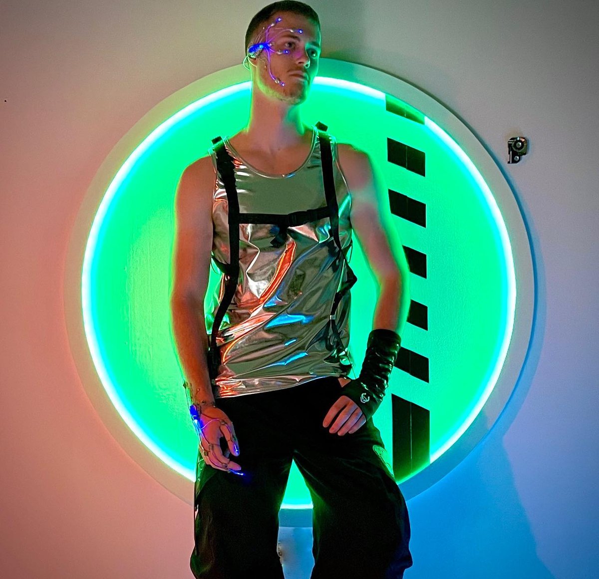Welcome to the spaceport🚀

(#📷 @dominicelvin)

#cyberdog #camentown #futuristicfashion #cyber #cyberspace #spacefashion #chrome #spaceport #rave #ravefashion #futuristic