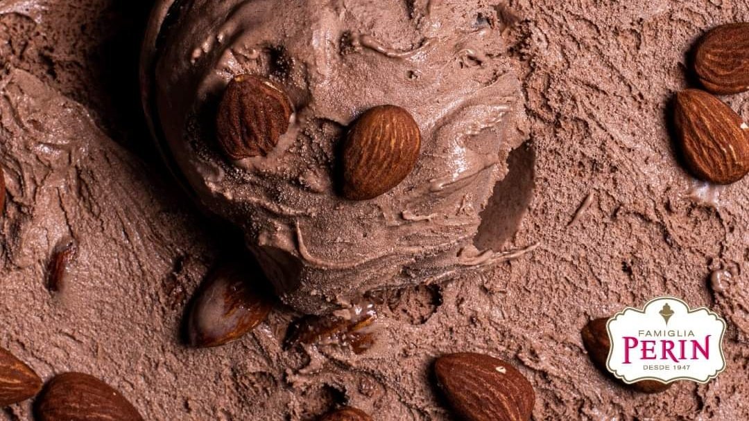 ¿Adorás el chocolate y las almendras? En #FamigliaPerin tenemos la combinación perfecta para satisfacer ambas tentaciones, helado de #ChocolateConAlmendras. 🍦🍫😍

¡Vení y probá este sabor que te sorprenderá! !