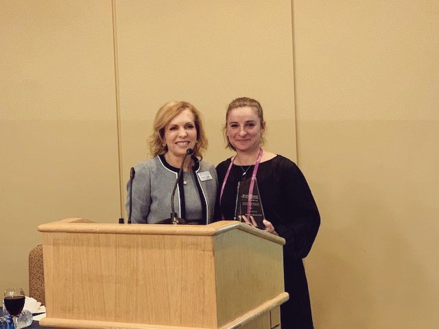 CEOatCDF's tweet photo. Thank you to our donor community who support Dr. Valerie Abadie’s work creating a mouse model to understand celiac disease so we can find a cure. Proud to award her the 2023 CDF Young Investigator Prize for Basic Science @CeliacDotOrg @uchicagoceliac  #DDW2023 #celiacdisease https://t.co/FSEWk7BUKT