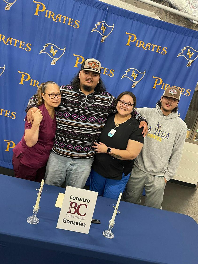 RealLorenzo76's tweet photo. Officially a @Threshers_FB  Very excited for this opportunity and can't wait to be part of the brotherhood!!
@CoachGrider_BC @Coach_Hyde @JermaineCarpent @WillSamford @Coach_McNew79 https://t.co/LPZ67ylgNG