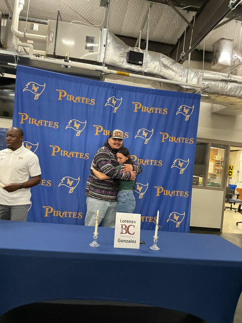 RealLorenzo76's tweet photo. Officially a @Threshers_FB  Very excited for this opportunity and can't wait to be part of the brotherhood!!
@CoachGrider_BC @Coach_Hyde @JermaineCarpent @WillSamford @Coach_McNew79 https://t.co/LPZ67ylgNG