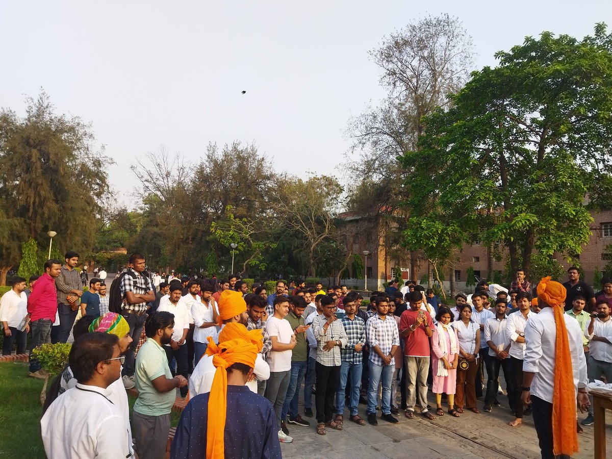 आज दिल्ली यूनिवर्सिटी के नार्थ कैंपस में राजपूत छात्रों ने सैकड़ो कि संख्या में इकठ्ठा होकर सत्ता के संरक्षण में चल रहे खाप पंचायत के जंगलराज का विरोध किया.

अगर खाप के नाम पर धौंस बाजी बंद नहीं कि तो ईंट का जवाब पत्थर से दिया जाएगा.