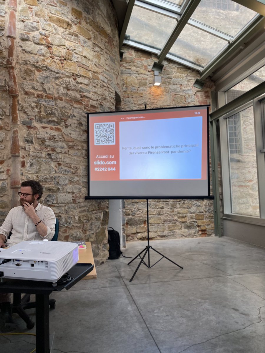 Metropolit_fi's tweet photo. Mentre @bertramniessen ci racconta cosa sono i #vortici e i problemi post pandemici, i partecipanti possono condividere su #slido le loro idee. 
#laboratorioditrasformazioneurbana
#eventopartecipativo https://t.co/KxjsG1q59h