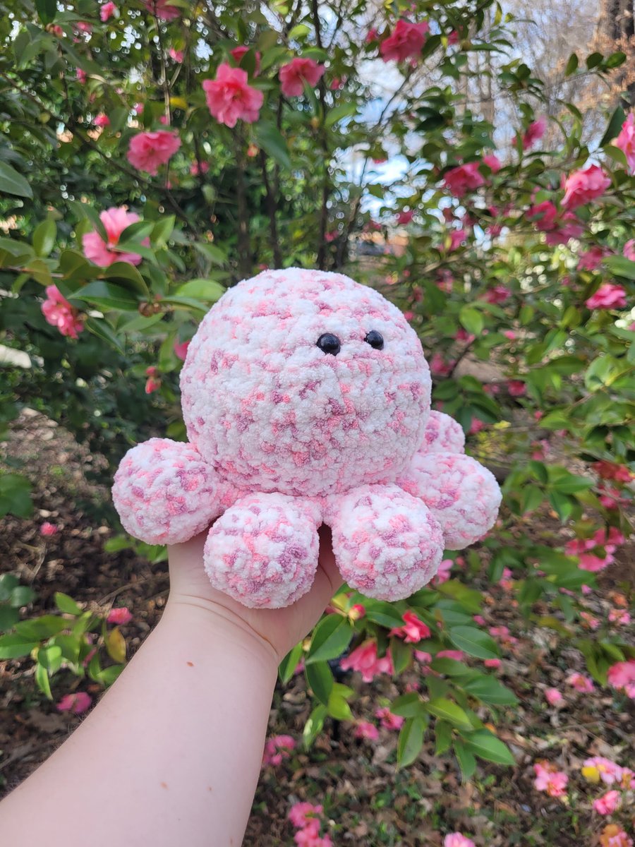 OddballCritters's tweet photo. Berry Cream the Octopus loves you berry, berry much! 🍓🫐🍇🍒 https://t.co/kpD139AtQh