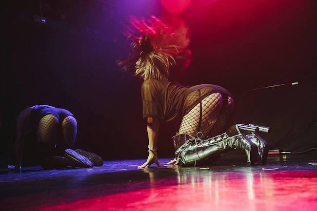 BeckyGMexico2's tweet photo. El #MiCasaTuCasaTOUR cuenta con paquetes VIP con lo siguiente: 🤩

VIP Nivel 1:
• 1 entrada VIP en las primeras 10 filas 
• Participación de baile con Becky 
• Soundcheck (de 3 canciones)
• Tutorial de la coreografía de una canción de la gira 
• Un conmemorativo VIP laminado
• Merch autografiada exclusiva
• Ser de los primeros en comprar merch + 10% de descuento
• Entrada anticipada VIP
• Anfitrión VIP en el lugar

VIP Nivel 2
• 1 entrada VIP en las primeras 20 filas
• Un conmemorativo VIP laminado
• Merch autografiada exclusiva
• Ser de los primeros en comprar merch + 5% de descuento
• Entrada anticipada VIP
• Anfitrión VIP en el lugar

Los paquetes (VIP) van de los 383-655 dólares.