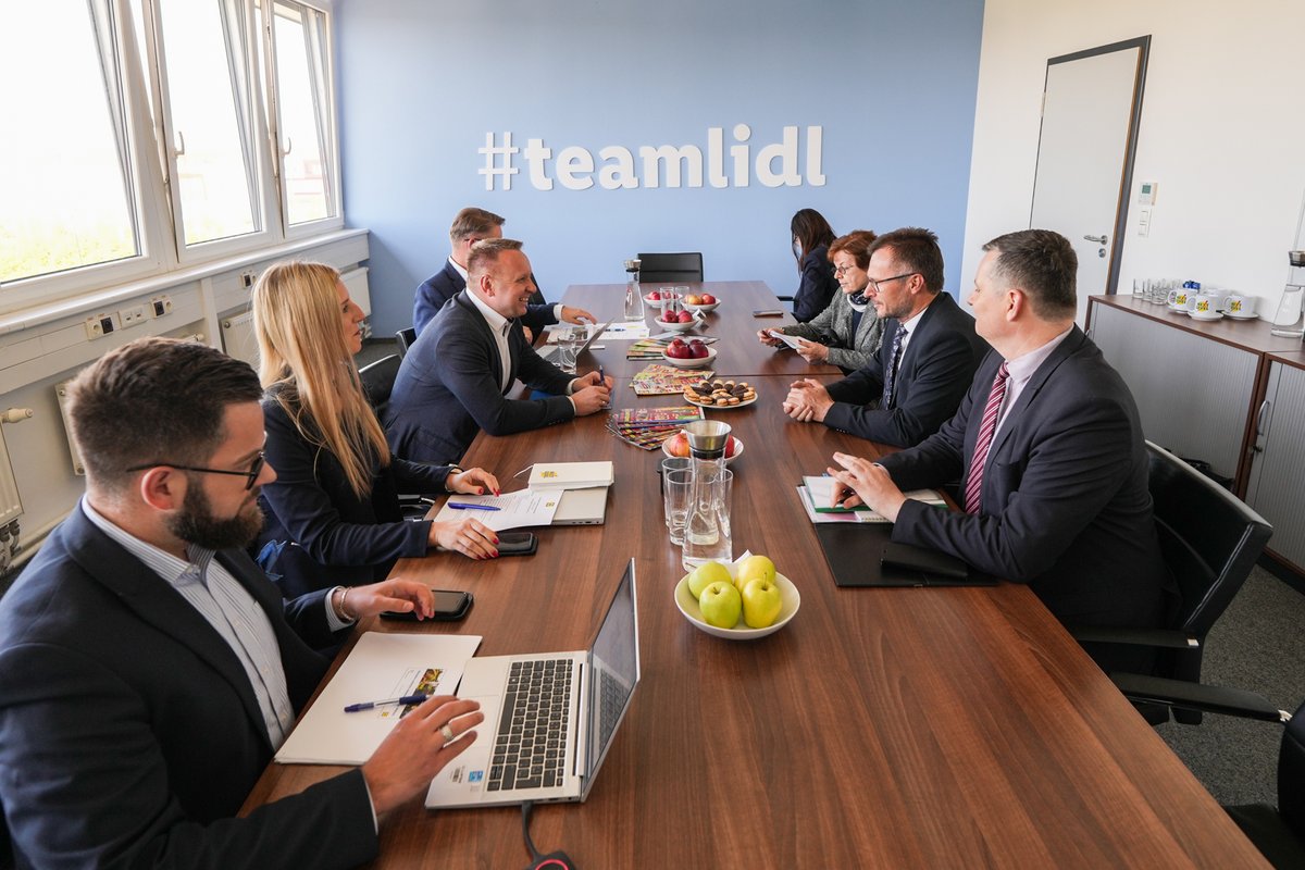 ZNekula's tweet image. Se zástupci řetězců jednám pravidelně. Díky řediteli @lidlcz Adamu Miszczyszynovi za pěkný dárek k dnešnímu jednání v podobě slevy pro spotřebitele. Zítra totiž bude v Lidlu 🇨🇿 a 🇸🇰 mouka za 12,90 Kč.
Když se chce, tak to jde. Děkuju @lidlcz, že pochopili, o co mi celou dobu jde.