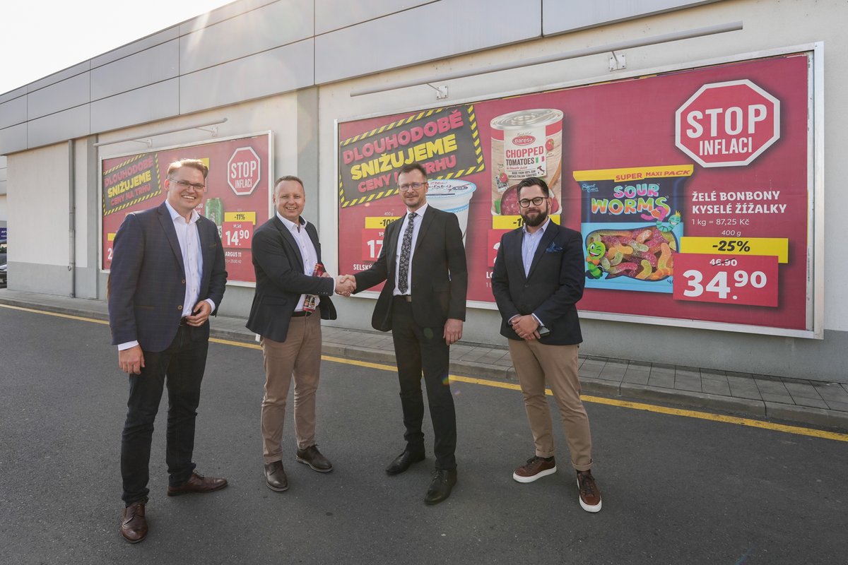 ZNekula's tweet image. Se zástupci řetězců jednám pravidelně. Díky řediteli @lidlcz Adamu Miszczyszynovi za pěkný dárek k dnešnímu jednání v podobě slevy pro spotřebitele. Zítra totiž bude v Lidlu 🇨🇿 a 🇸🇰 mouka za 12,90 Kč.
Když se chce, tak to jde. Děkuju @lidlcz, že pochopili, o co mi celou dobu jde.