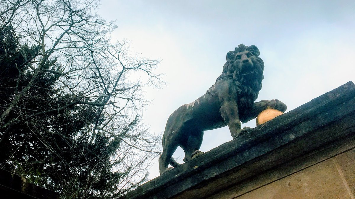 TreasureHuntBTH's tweet photo. Love this lion with his golden football, although we're not sure the story behind him... #Bath #BathUK #VisitBath

👇🏽 See this and more!
https://t.co/vpiPQNxeXa https://t.co/0DMpKsTiHE