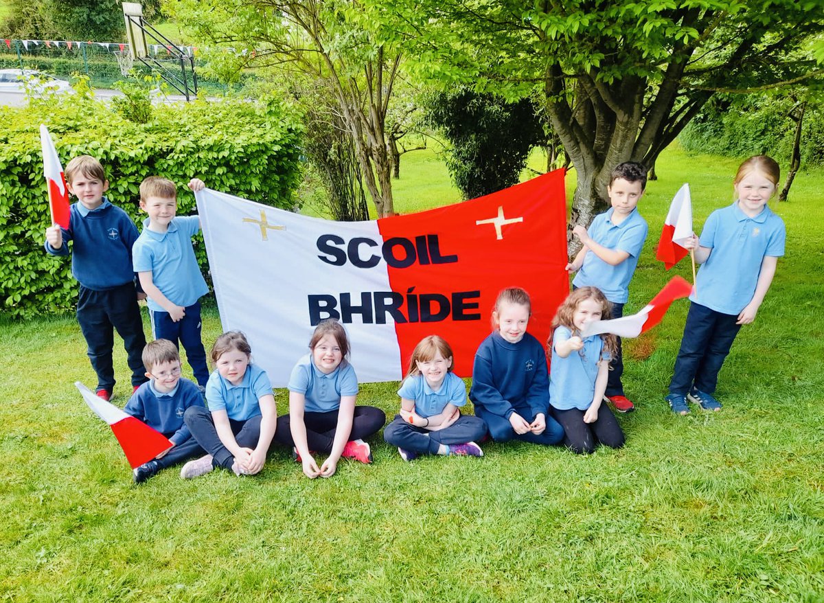 scoilbhrideNS's tweet photo. Excited about @faischools #UlsterPrimary5sfinals tomorrow! ⚽️We love our new flag Mrs Boylan…thank you. ❤️#wholeschooloccasion  #proud #memories #togetherweshine @RTEsport @ActiveFlag @theNSMonaghan @news2dayRTE @FAIreland https://t.co/F26bx5jJ9M