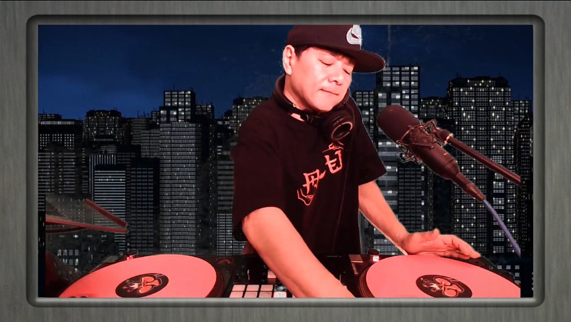 DJTaShi's tweet photo. 来月行く中国上海公演の為のVISA申請に必要なVIDEO MIX (40min)を1発撮りで収録完了🎥
(めっちゃ俺眠そう😪)
VISA申請上手く行けば良いのですが…✍️
.
#上海KOR
#djtashi
#back2theChinatour
#kingisback
#hiphopparty
#shanghai
#seeyouguyssoon
#allmyshanghaipeople https://t.co/EW0eYVC5Xk