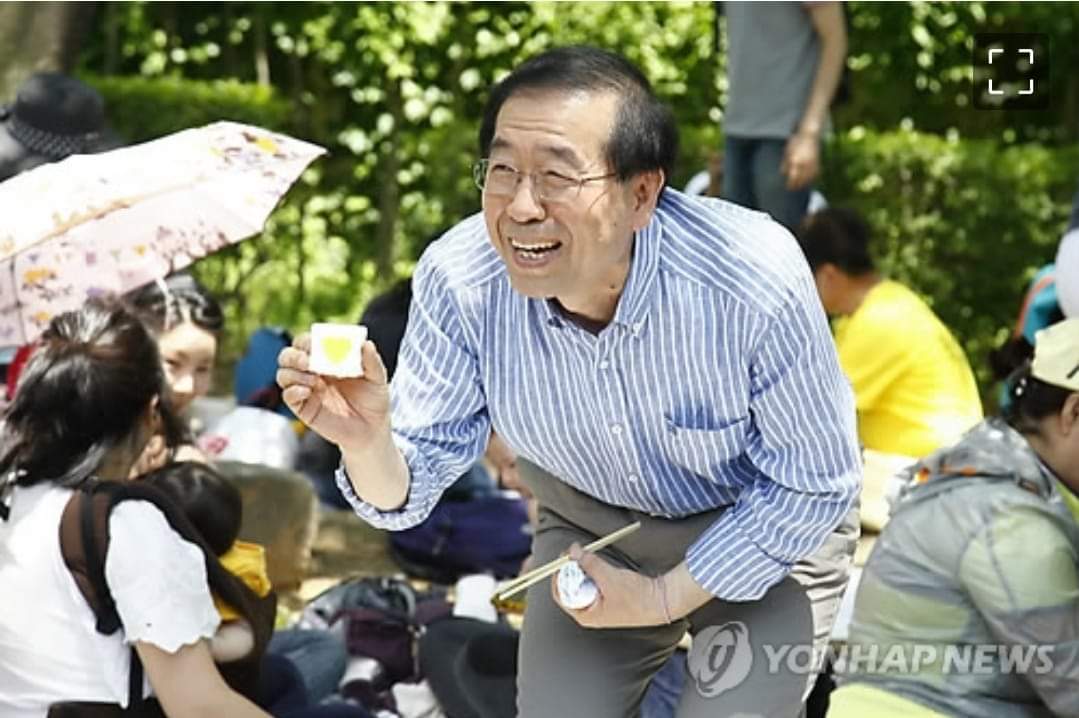 송요훈 기자

보수 진영에 속해 있으면, 똥을 뒤집어 쓰고 있어도 몇 마디 욕을 먹는 걸로 상황 끝이다. 불법과 탈법과 편법으로 축재를 하고 특권과 특혜를 누려도 그러려니 한다. 그 사람들은 원래 그렇잖아 하면서. 그 사람들은 원래 뻔뻔하잖아 하면서. 새로울 것이 없으니 관심도 없다면서.

진보