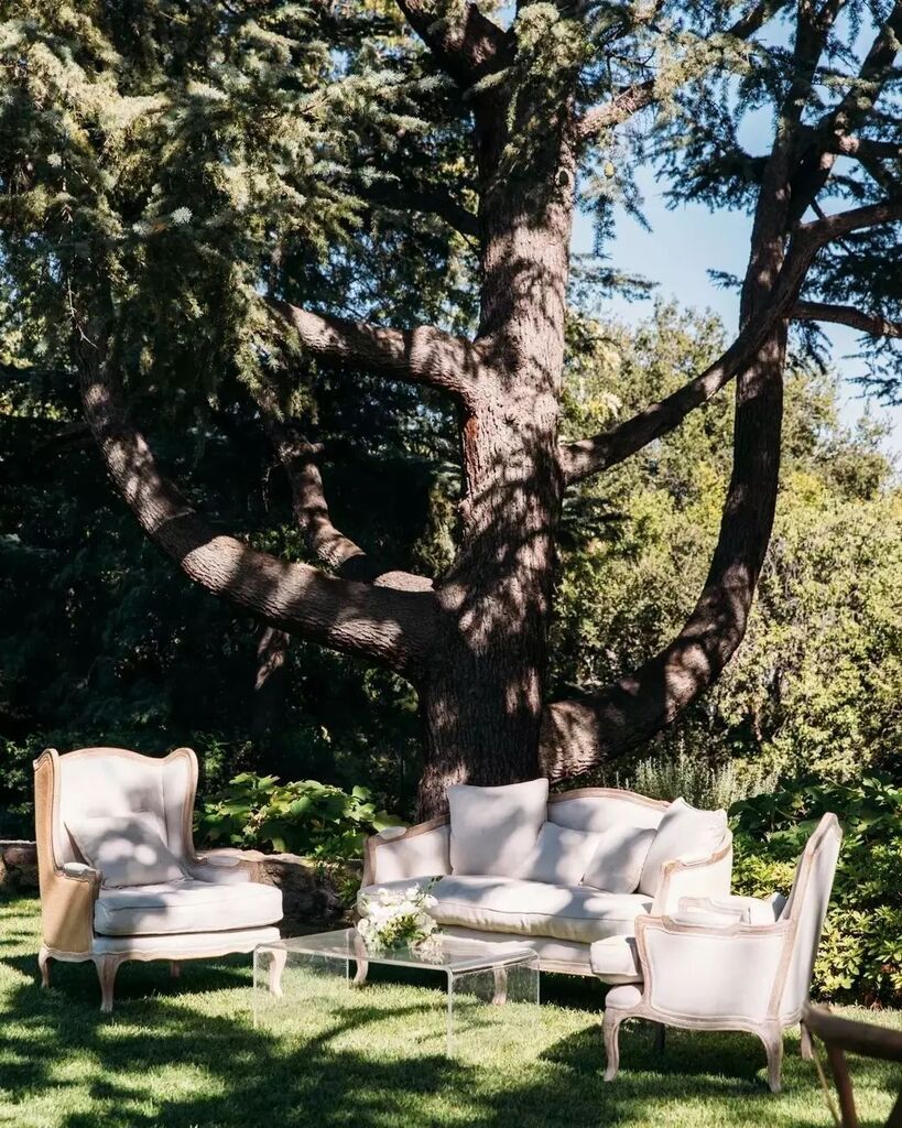Countryside-inspired setting. 🌿

Design, Planning, Floristry: @burlapandbordeaux
Photographery: <a href="/scottclarkphoto/">Scott Clark</a>
Video: @jeremyfosterfilms
Venue: @quailranchevents
Linens: <a href="/dreamsamerica/">Dreams America Linen</a>
Band: @downbeat.agency
Cake: @chefsvengarrett
Photo Booth: @djzekesb
Catering: @commandp…