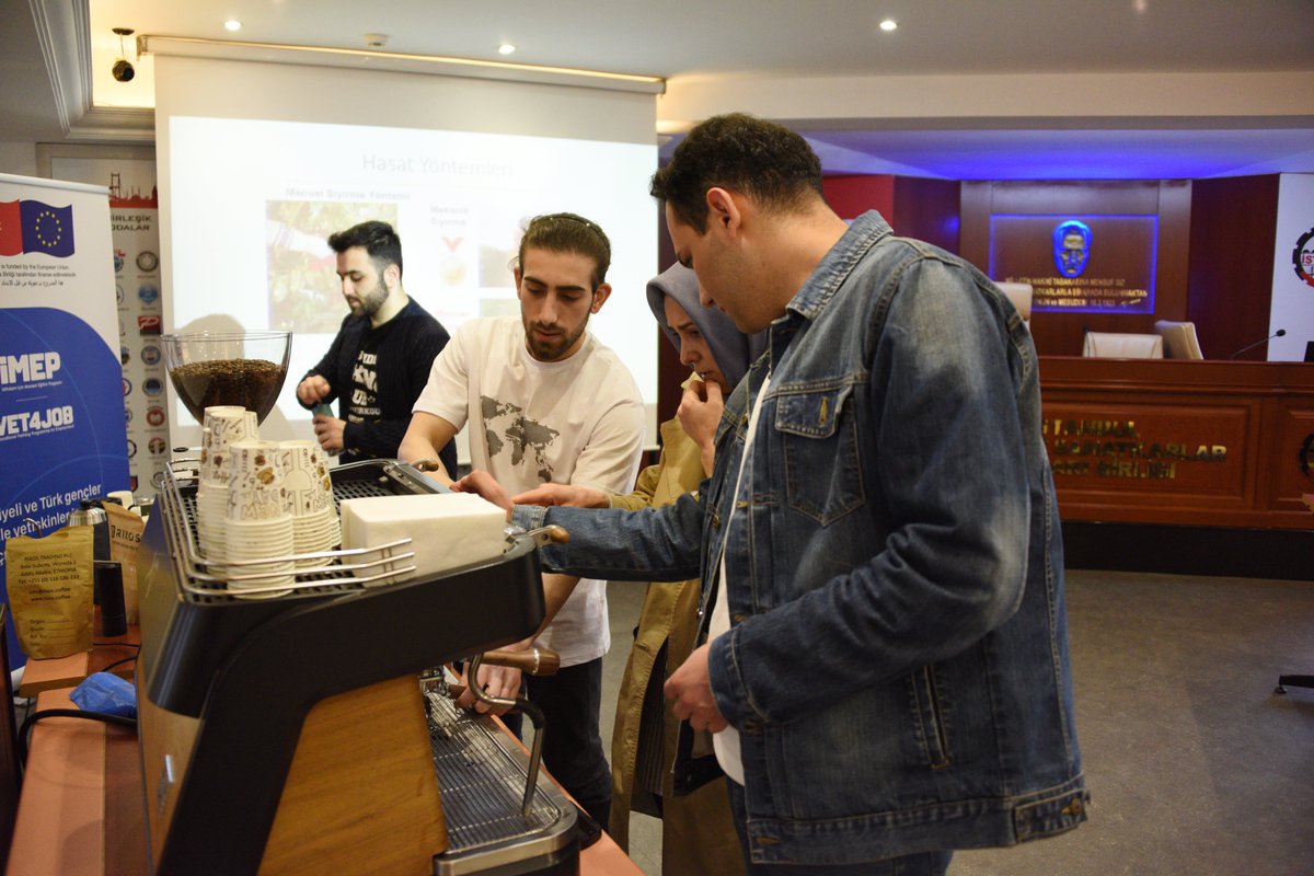 5.Grup 2.Gün İstanbul Esnaf ve Sanatkarlar Odaları Birliği ve İMEP iş birliğinde, Kahvemin Tadı farkıyla hayata geçen ücretsiz barista kursu 5.eğitim grubuyla devam ediyor. Yunus Çakmak’ın verdiği eğitimler sonunda katılımcılara Milli Eğitim Bakanlığı onaylı sertifika veriliyor.