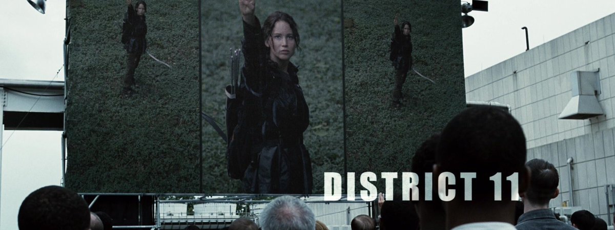 SacTributos's tweet photo. Discursão: na opinião de vocês, qual desses dois momentos foi o ponto de partida para os distritos começarem a se rebelar? 

Para mim a forma que a Katniss tratou a morte da Rue foi o que mais fez as pessoas enxergarem a possibilidade de desafiar a Capital, começou aí https://t.co/Ep3VRfihh7