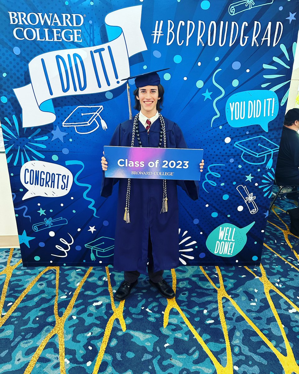 mrsgreenberg's tweet photo. 🎓Graduation Day!!🎓 #bcproud @BrowardCollege @collegeacad #Classof2023 https://t.co/gWGOihK37u