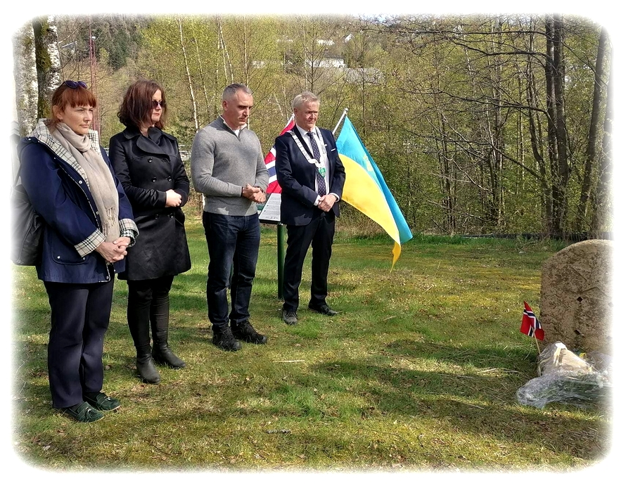 PerKaareHoldal's tweet photo. 6 May 2023 - Memorial Day in #Lyngdal
Visit to Lyngdal, #Norway from #Ukraine and #Polen. Chargé d'affaires at the #Ukrainian Embassy in Norway, dr. Liliya Honcharevych, the Mayor of Mykolajev, the Polish #Ambassador  to Norway
https://t.co/cuQBHhkNQ9 
#s2pu #standwithUkraine https://t.co/1OmANgX6Z9