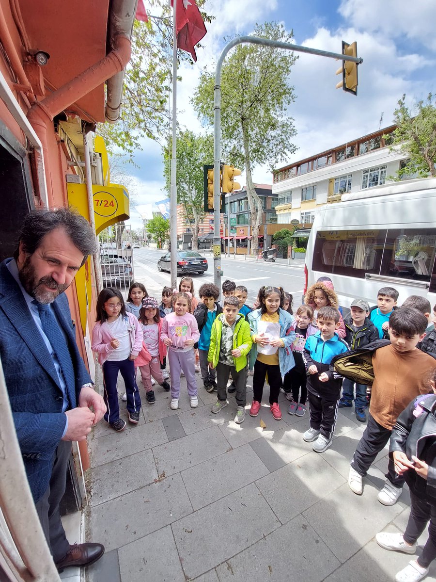 glzr34's tweet photo. Hayat Bilgisi "Yaşadığımız Yer" ünitesiyle bağlantılı olarak Şenlikköy Mahalle muhtarımız Mümin Savaş Göktaş'ı ziyaret ettik.İlgisi ve nezaketi için teşekkür ederiz. @SenlikkoyI @GoktasSavas https://t.co/OLCMN7XYxt