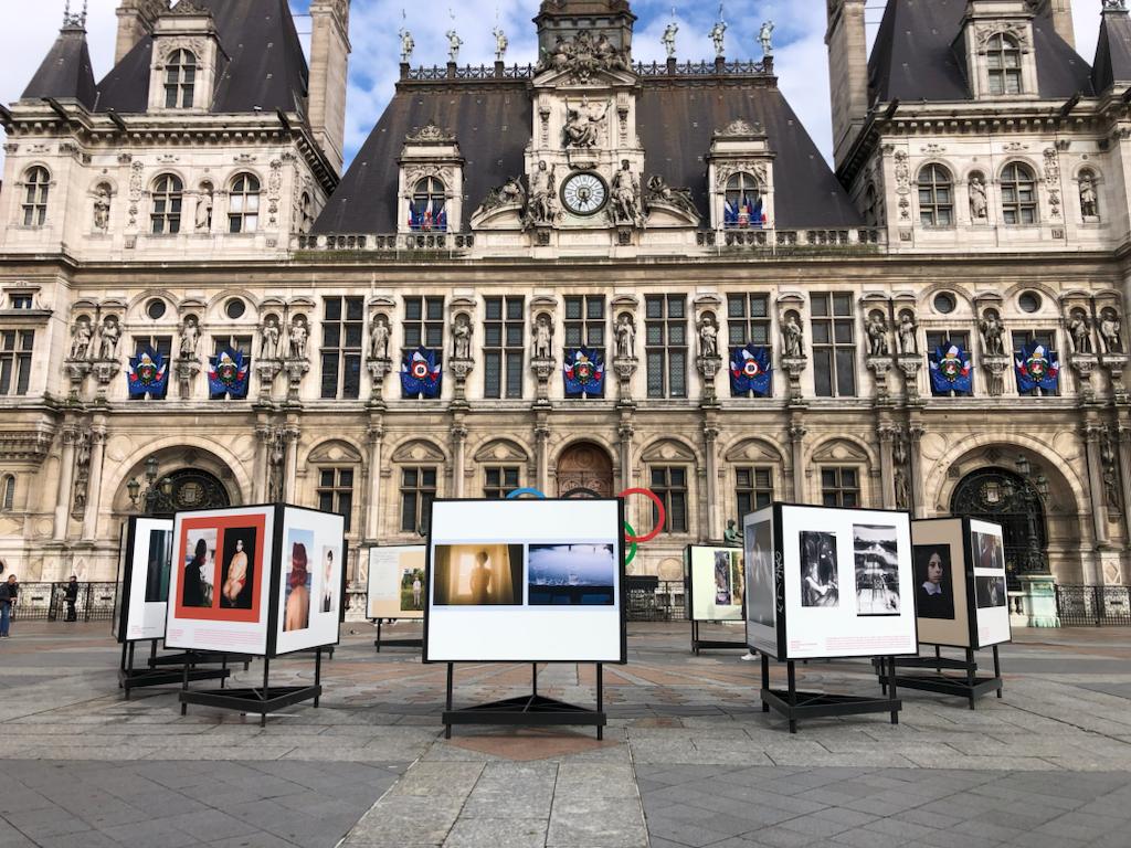L`exposition Les Visages d`Europe 2023 par <a href="/EUNIC_Paris/">EUNIC_Paris</a> et <a href="/Paris/">Paris</a> vient d`être installée ce matin au parvis de l`Hôtel de Ville de Paris. Venez nombreux pour son vernissage ce samedi le 13 mai à 9h45 en présence des artistes de 15 pays européens !
Plus :  eunicparis.eu/wp-content/upl…