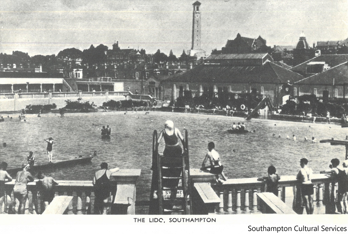 SotonStories's tweet photo. Swimmers enjoying the #Lido, an outdoor pool on Western Esplanade, in the 1920s. Built in 1892, the Lido was a popular attraction for 89 years, until it closed in 1981 #ArchiveSecrets #Swimming #Southampton #1920s https://t.co/2X0hGUU2r0