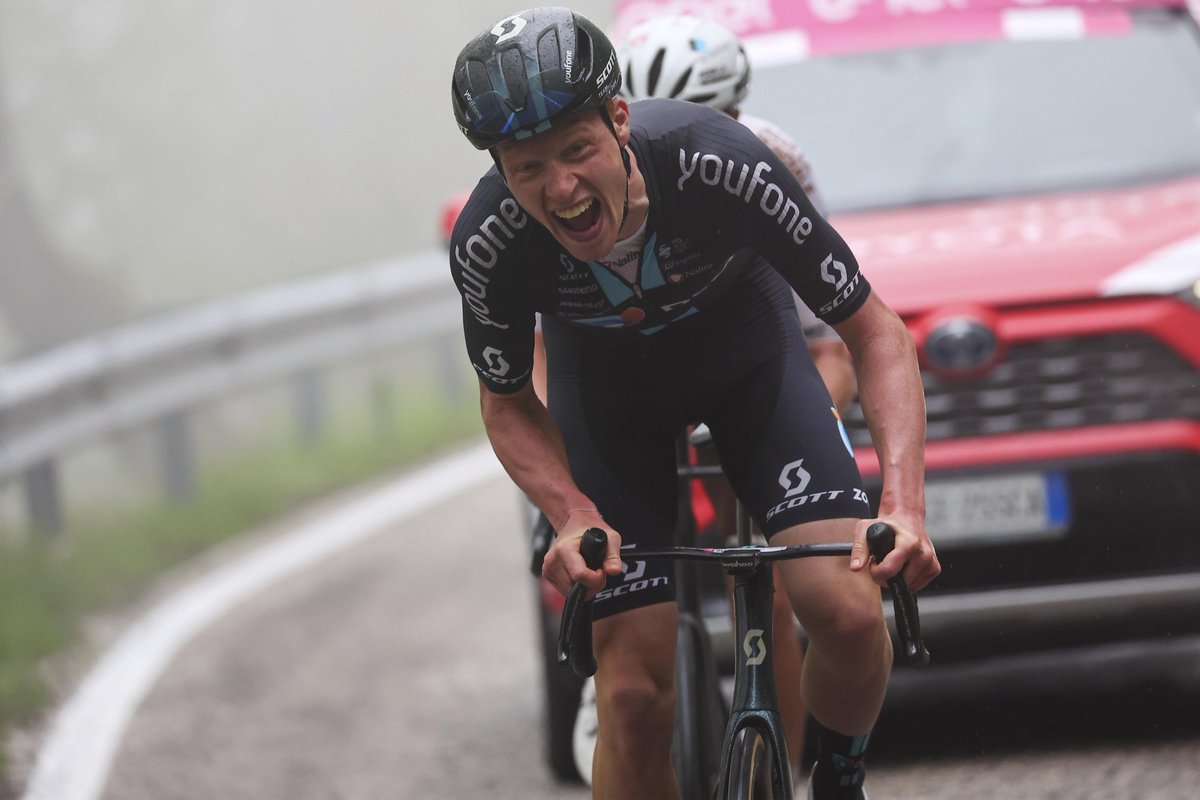 bikeonscott's tweet photo. 👚 Andreas Leknessund has conquered the Maglia Rosa in the fourth stage of the Giro d’Italia! 👚

What a result for @TeamDSM! 

#NOSHORTCUTS 

📷 Corvos https://t.co/3CyEtcVHgr