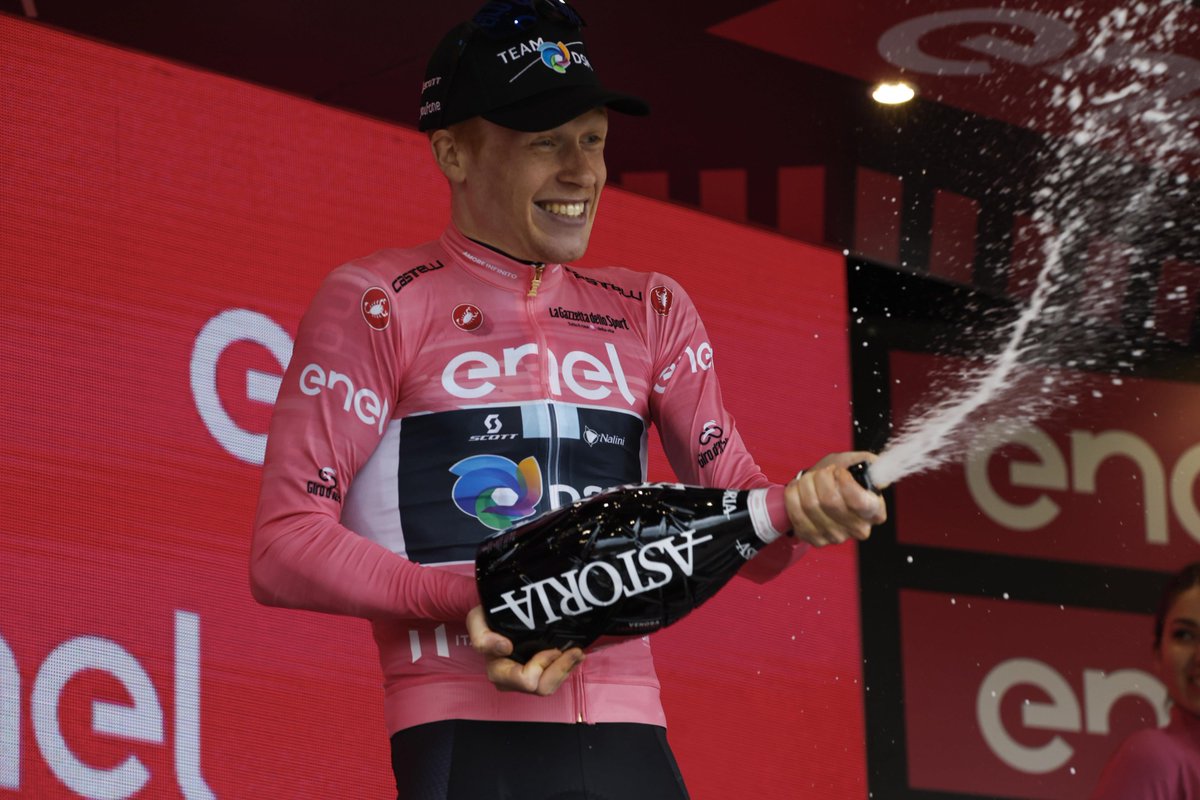 bikeonscott's tweet photo. 👚 Andreas Leknessund has conquered the Maglia Rosa in the fourth stage of the Giro d’Italia! 👚

What a result for @TeamDSM! 

#NOSHORTCUTS 

📷 Corvos https://t.co/3CyEtcVHgr