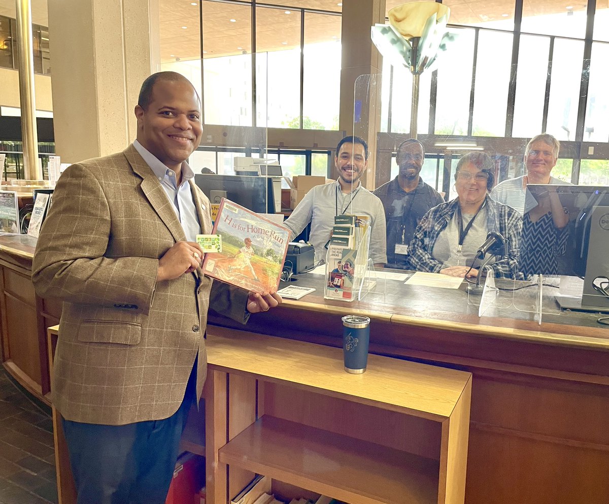dallaslibrary's tweet photo. Mayor Eric Johnson stoppped by to check out a book at the Central Library today. The computers are down, but we're still open for business! https://t.co/Xb8z3fXYa9