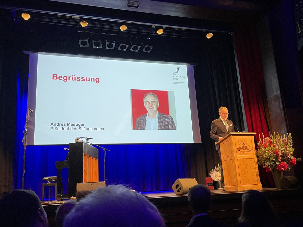 sgenner's tweet photo. Wird in ein paar Jahren eine Künstliche Intelligenz den Zürcher Journalistenpreis gewinnen? 

Diese Frage stellt Andrea Masüger an den Anfang der heutigen Preisverleihung.

Natürlich ist das eine Zuspitzung, aber im Fotobereich ist das Thema schon durch: https://t.co/0douwU1AS9 https://t.co/EwcudMkA2X