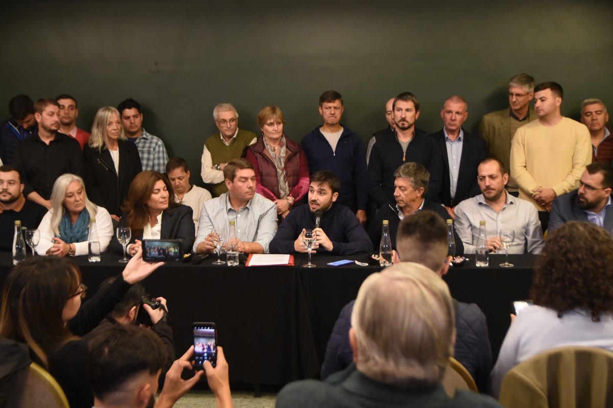 NachoTorresCH's tweet photo. NUESTRO ACUERDO ES CON LOS CHUBUTENSES

Firmamos la alianza de JxC con la que junto a @gustamenna como candidato a vicegobernador competiremos en las próximas elecciones provinciales. Juntos vamos a despertar Chubut y transformar el futuro de nuestra provincia. https://t.co/HTtnQmB7on